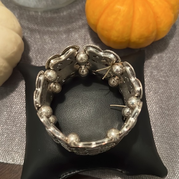 Claire’s Silver Tone Scrolling Elastic Chunky Stretch Bracelet One Size - Picture 2 of 3